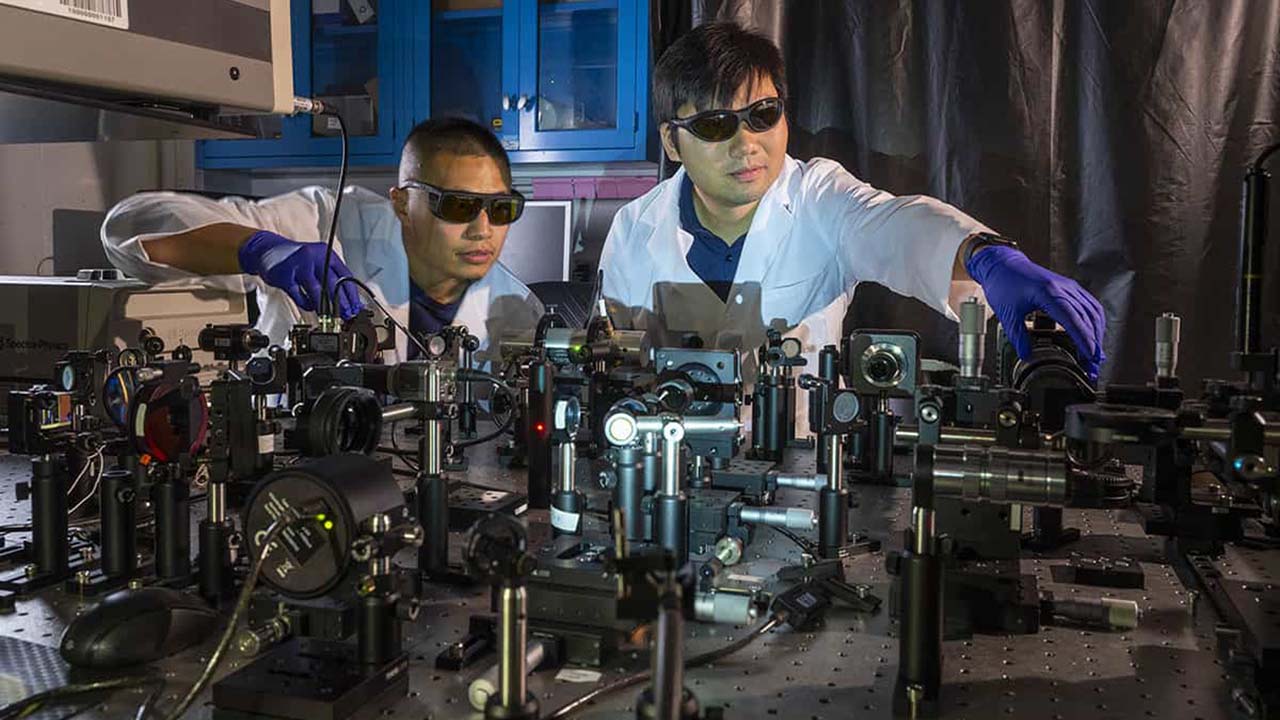 zhang-luo-notredame-ng17-1280 Professor Tengfei Luo works in his lab with graduate student Qiushi Zhang.